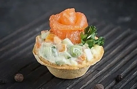 Тарталетки с салатом "Царский с семгой" (10 шт.)